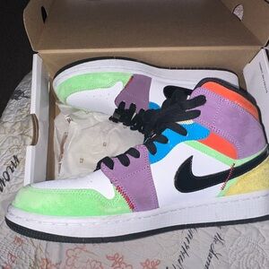 Women’s air jordan 1 mid SE